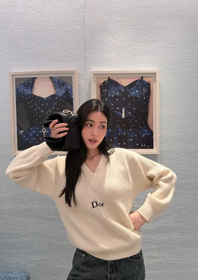 หลิงหลิง คอง ลุคเสื้อไหมพรมสีอ่อน ลำดับที่ 18
