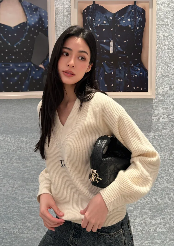 หลิงหลิง คอง ลุคแฟชั่นกระเป๋าสีดำ ลำดับที่ 21
