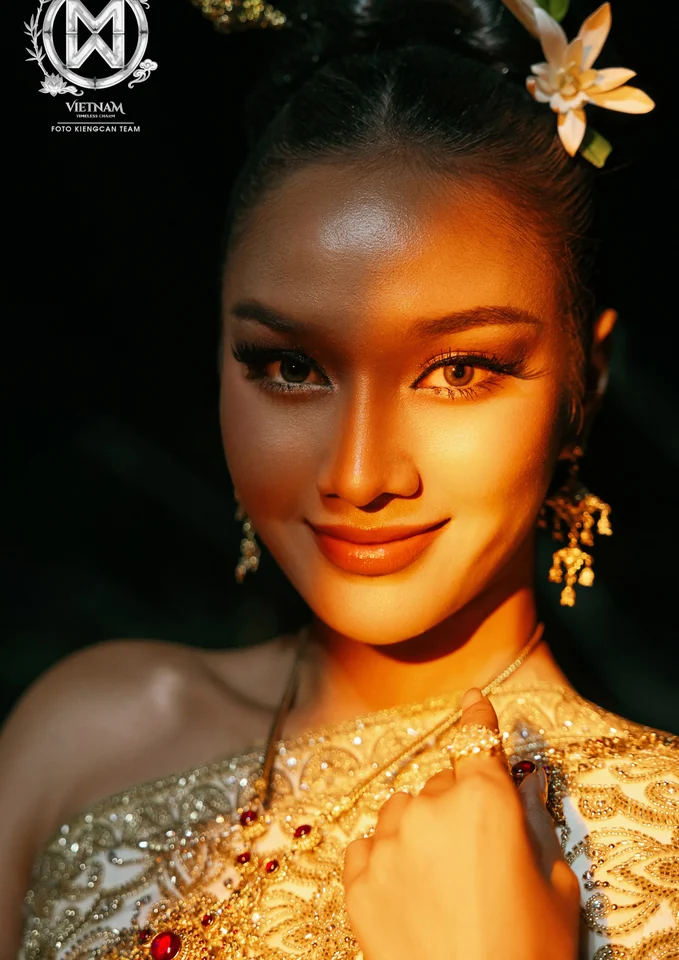 น้ำผึ้งในชุดสีแดงสำหรับกิจกรรม Miss World