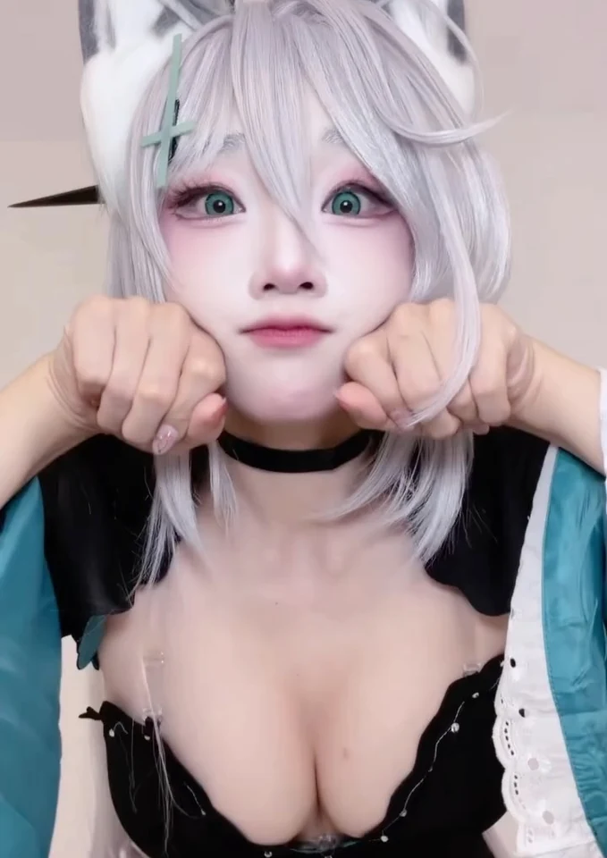 Aza Miyuko ในลุคคอสเพลย์สีขาว
