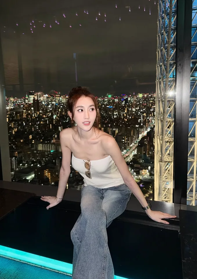 เบสท์ รักษ์วนีย์ ในลุคชุดวัฒนธรรมจากบัญชีทางการ