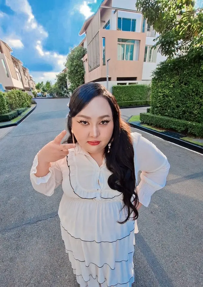 เอแคลร์ จือปาก ในลุคแต่งหน้าสดใส